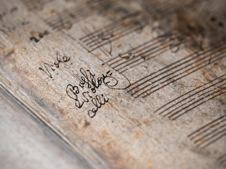 Dirigent Antonello Manacorda besichtigt den Autographen von Beethovens 9. Sinfonie in der Musikabteilung der Staatsbibliothek.