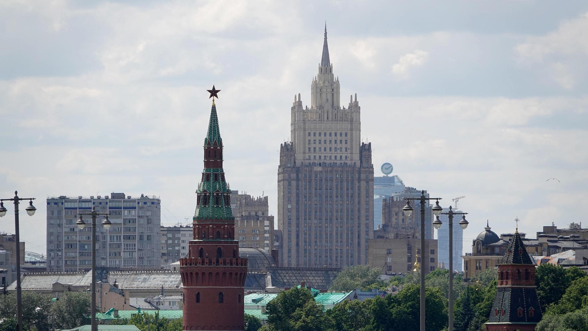 Ein Wachtum des Kreml (l) und das Außenministerium (M, Hintergrund) stehen im Zentrum der Hauptstadt.