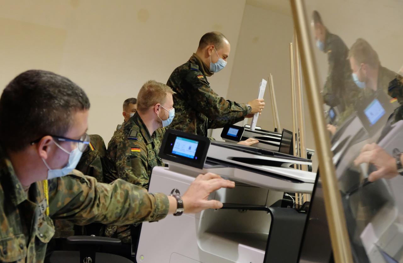 Bundeswehrsoldaten arbeiten in einem Impfzentrum in Dessau-Roßlau, Sachsen-Anhalt (Archivbild). 