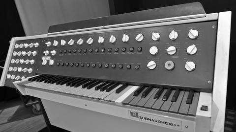 Der elektronische Klangerzeuger Subharchord von 1962 ähnelt einem kleinen Klavier mit einer Tastatur, über und neben der viele Drehknöpfe angebracht sind. 