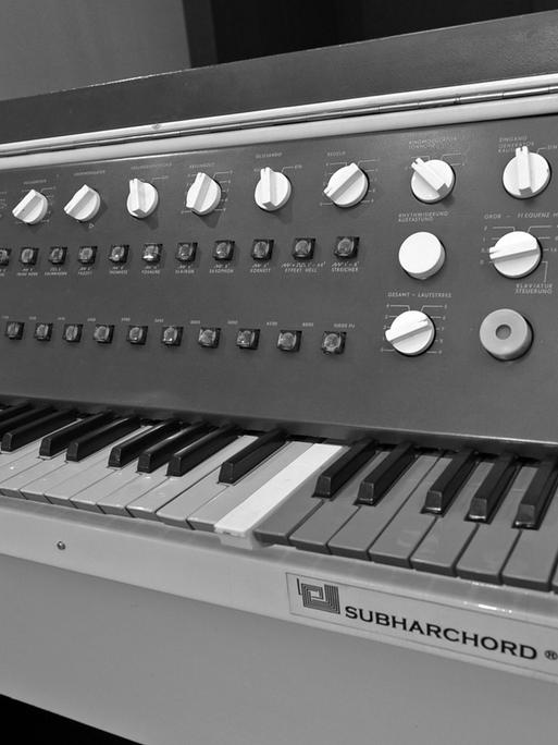 Der elektronische Klangerzeuger Subharchord von 1962 ähnelt einem kleinen Klavier mit einer Tastatur, über und neben der viele Drehknöpfe angebracht sind. 