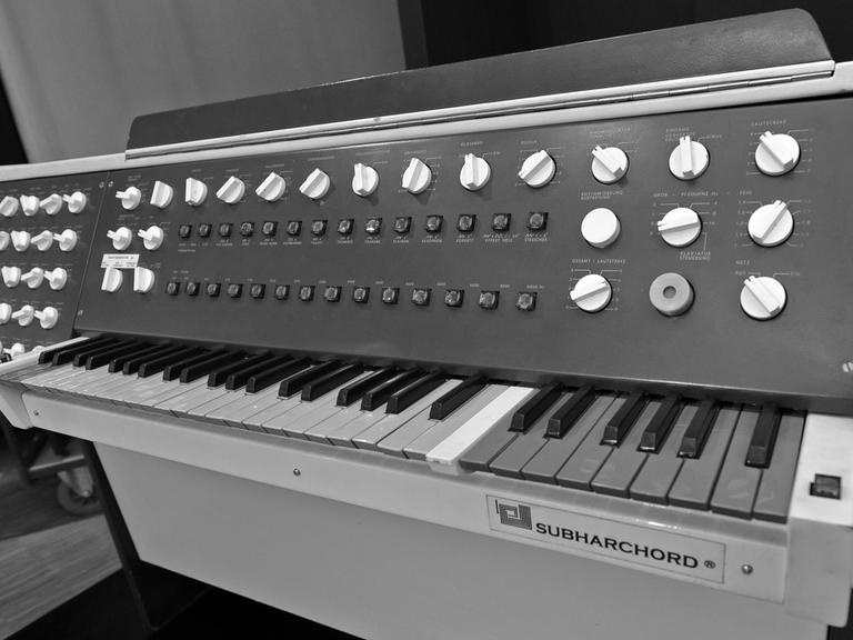 Der elektronische Klangerzeuger Subharchord von 1962 ähnelt einem kleinen Klavier mit einer Tastatur, über und neben der viele Drehknöpfe angebracht sind. 