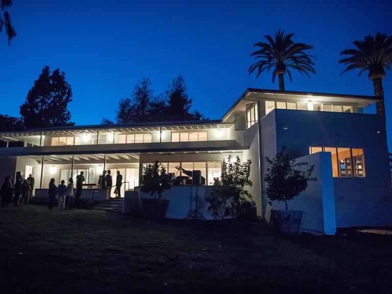 Thomas Mann Haus 2018 in Los Angeles. Ein zweistöckiges Haus in der Abenddämmerung. Drum herum Pflanzen und Palmen.