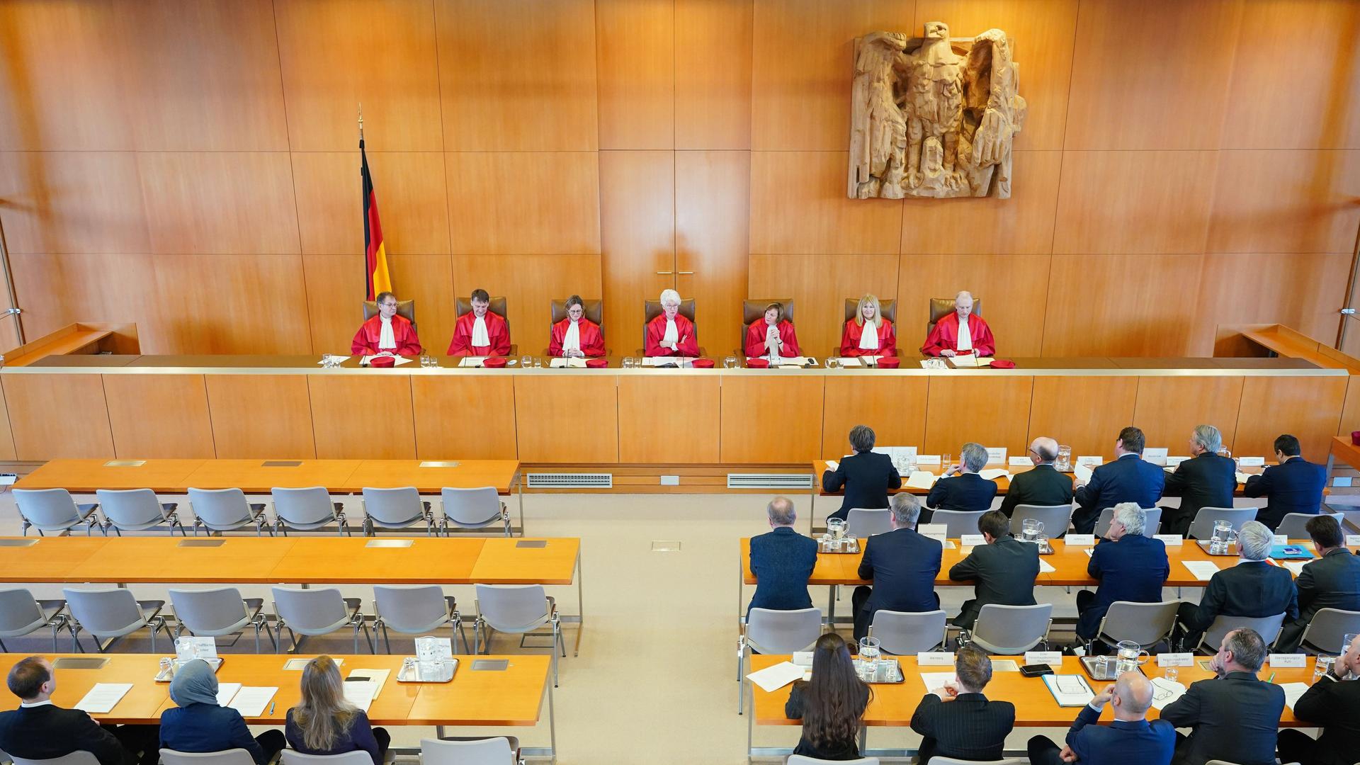 Der Zweite Senat von dem Bundes-Verfassungs-Gericht im Verhandlungs-Saal.