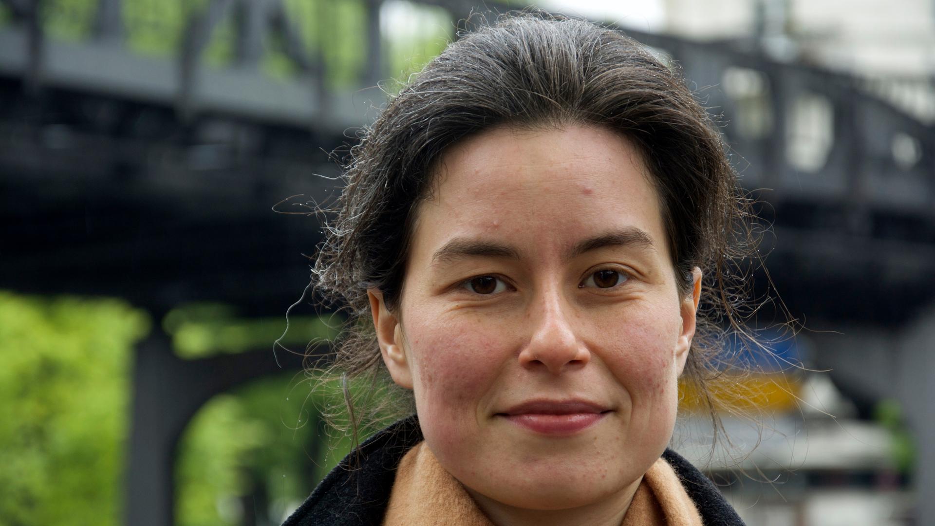 Die Schweizer Autorin Yael Inokai im Porträt. Die dunklen Haare trägt sie hochgesteckt und blickt in die Kamera. Die Schweizer Autorin Yael Inokai im Porträt. Die dunklen Haare trägt sie hochgesteckt und blickt in die Kamera.