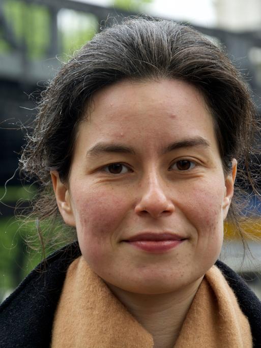 Die Schweizer Autorin Yael Inokai im Porträt. Die dunklen Haare trägt sie hochgesteckt und blickt in die Kamera. Die Schweizer Autorin Yael Inokai im Porträt. Die dunklen Haare trägt sie hochgesteckt und blickt in die Kamera.