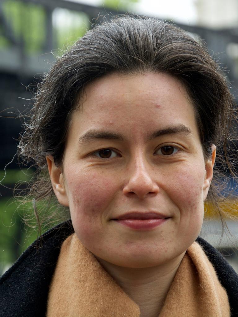 Die Schweizer Autorin Yael Inokai im Porträt. Die dunklen Haare trägt sie hochgesteckt und blickt in die Kamera.  