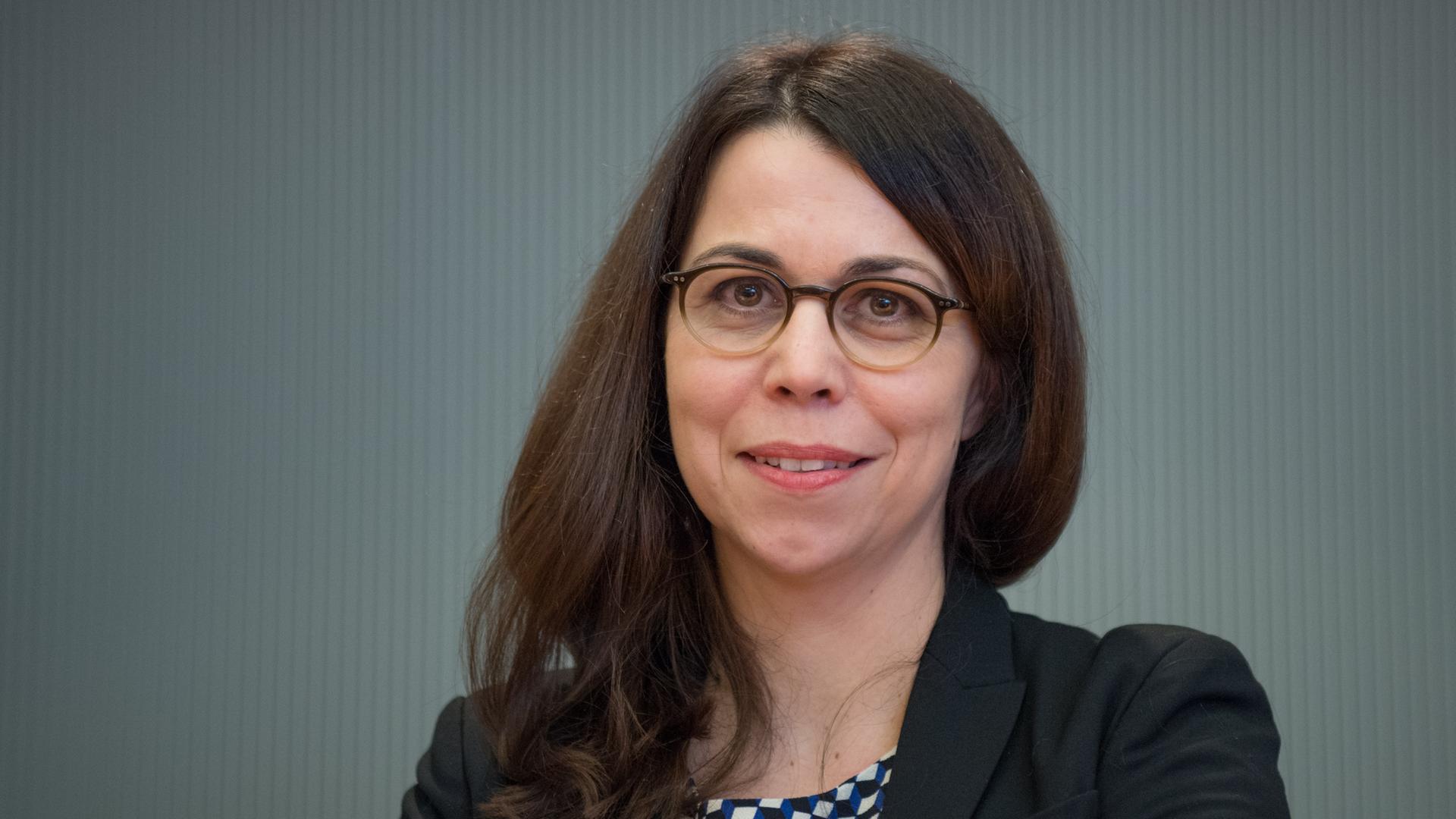 Die Historikerin Stefanie Middendorf im Porträt - sie trägt lange dunkle Haare, eine runde Brille und einen schwarzen Blazer. Middendorf schaut freundlich lächelnd in die Kamera. Die Historikerin Stefanie Middendorf im Porträt - sie trägt lange dunkle Haare, eine runde Brille und einen schwarzen Blazer. Middendorf schaut freundlich lächelnd in die Kamera.