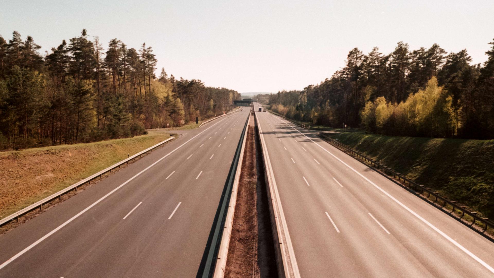 Retro-Foto einer bundesdeutschen Autobahn.