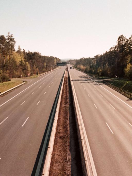 Retro-Foto einer bundesdeutschen Autobahn.