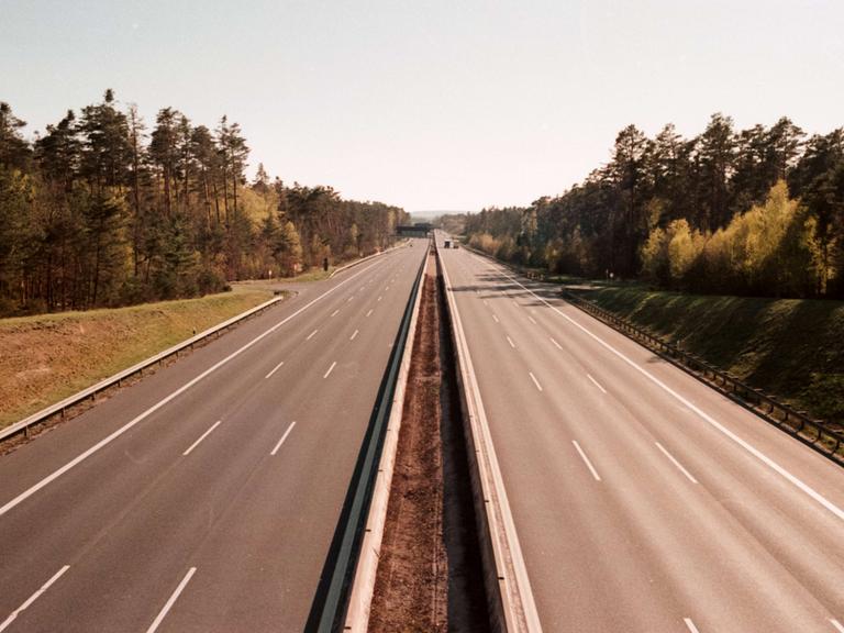 Retro-Foto einer bundesdeutschen Autobahn.