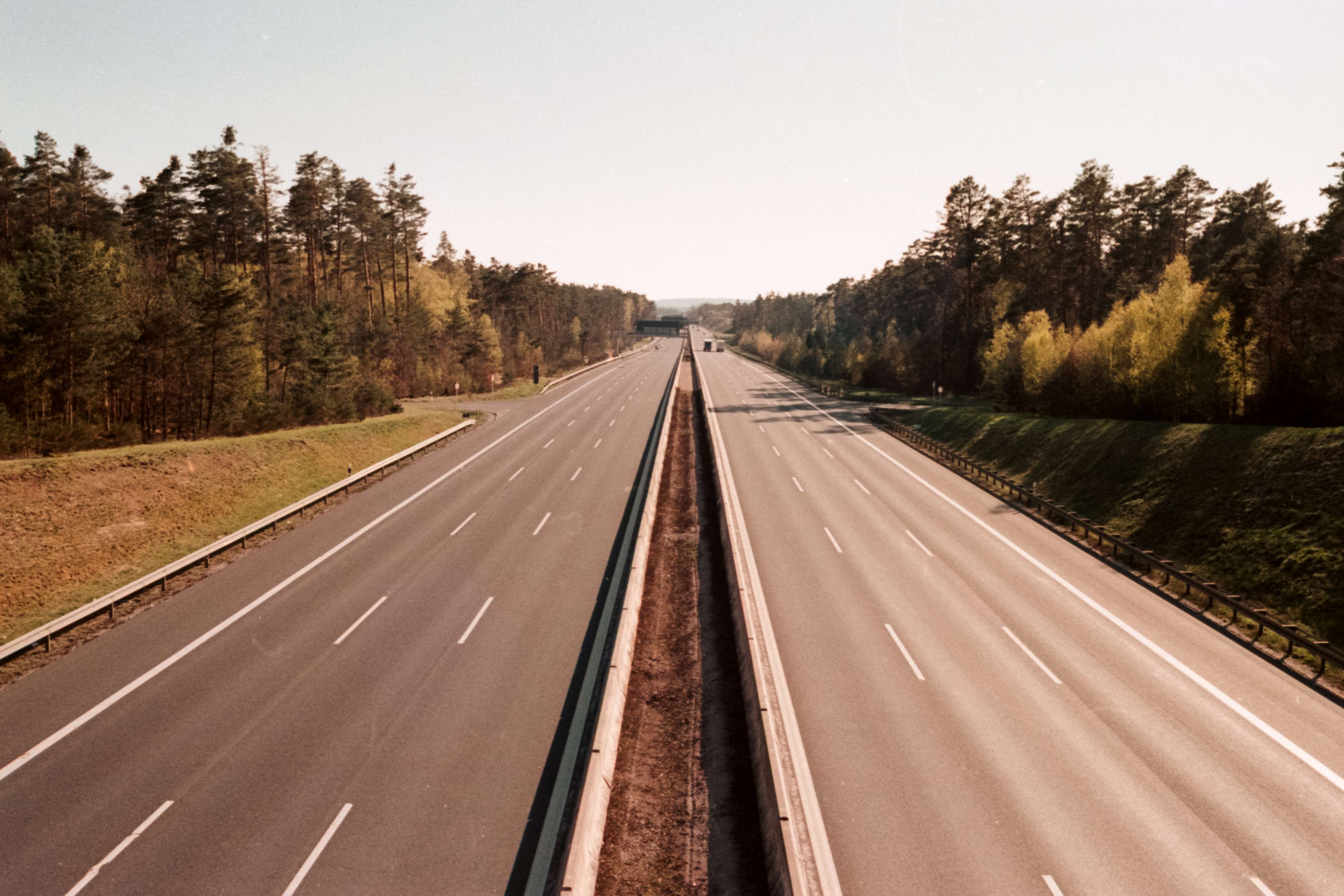 Retro-Foto einer bundesdeutschen Autobahn.