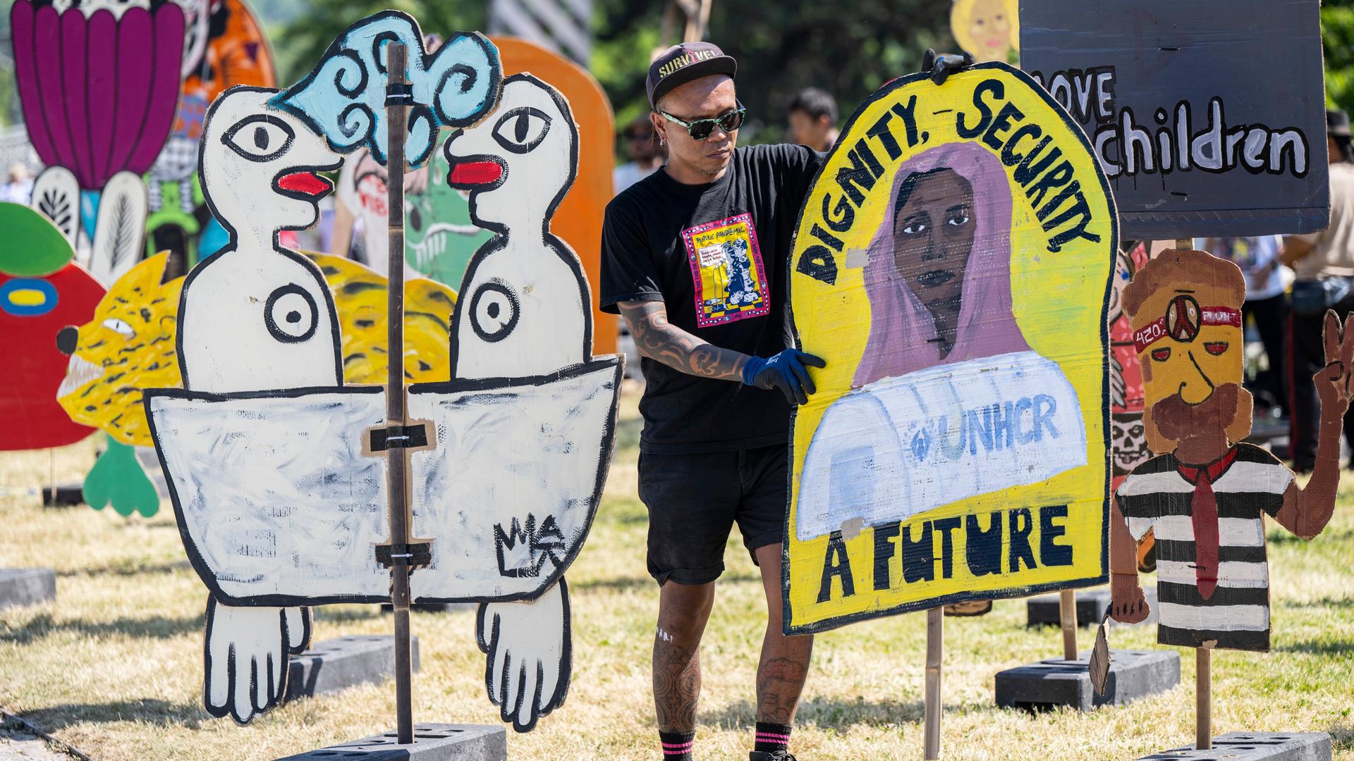 Riesige Pappfiguren der indonesischen Künstlergruppe „Taring Padi“ bei der Documenta 15 in Kassel. Riesige Pappfiguren der indonesischen Künstlergruppe „Taring Padi“ bei der Documenta 15 in Kassel.