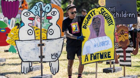 Riesige Pappfiguren der indonesischen Künstlergruppe „Taring Padi“ bei der Documenta 15 in Kassel.  Riesige Pappfiguren der indonesischen Künstlergruppe „Taring Padi“ bei der Documenta 15 in Kassel.