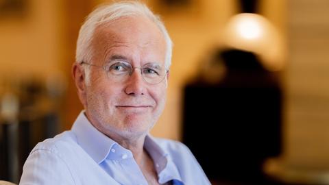 Der Kabarettist Harald Schmidt blickt mit leichtem Lächeln in die Kamera