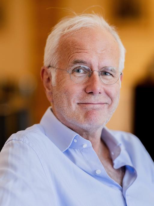 Der Kabarettist Harald Schmidt blickt mit leichtem Lächeln in die Kamera