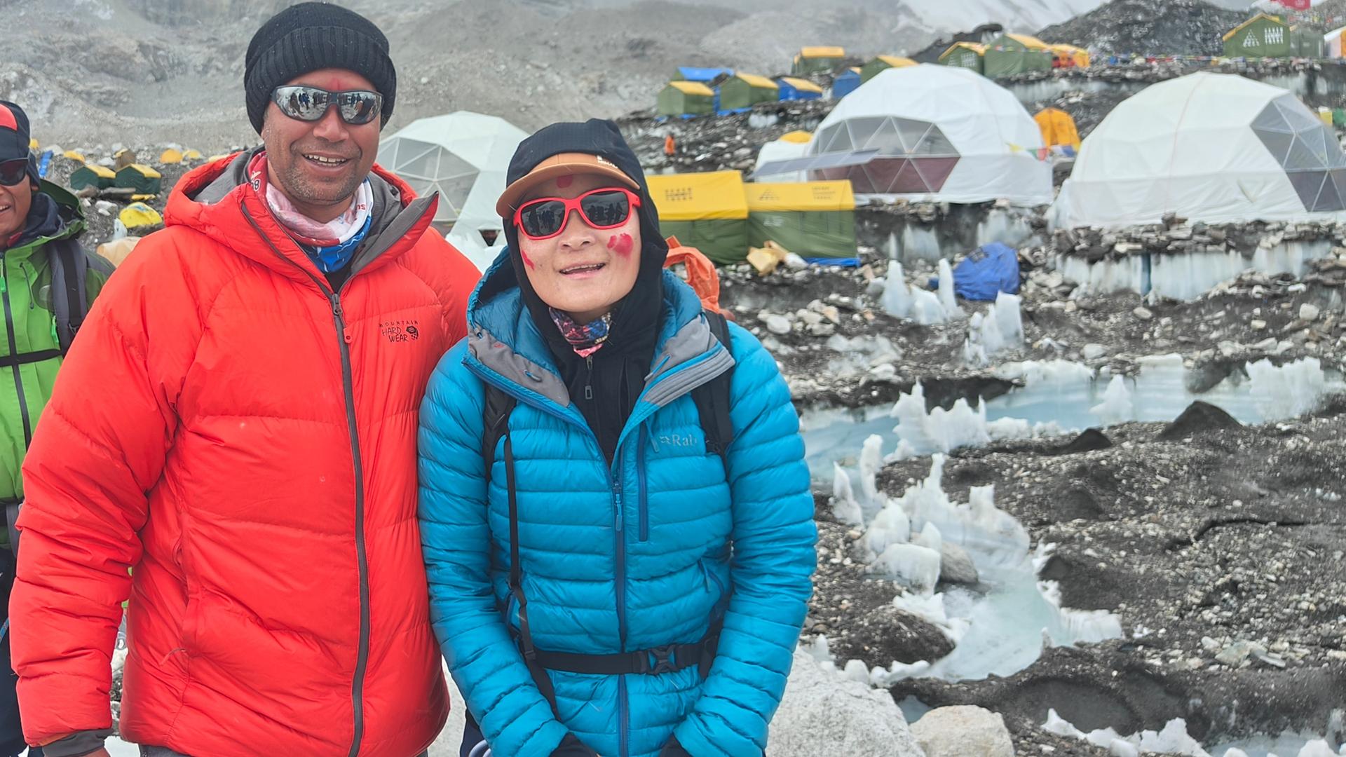 Nepal, Mount Everest: Ein Behördenmitarbeiter steht mit der nepalesischen Bergführerin und -retterin Phunjo Jhangmu Lama im Basislager am Mount Everest. 