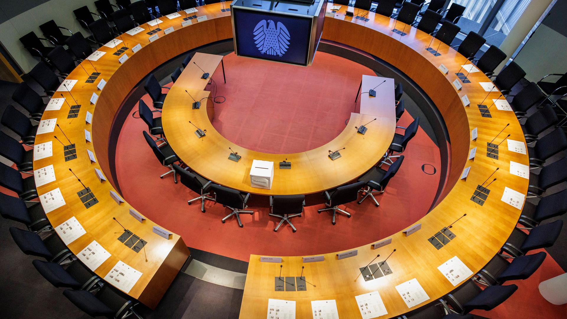 Ein leerer Sitzungsaal im Paul-Loebe-Haus des Deutschen Bundestages Ein leerer Sitzungsaal im Paul-Loebe-Haus des Deutschen Bundestages