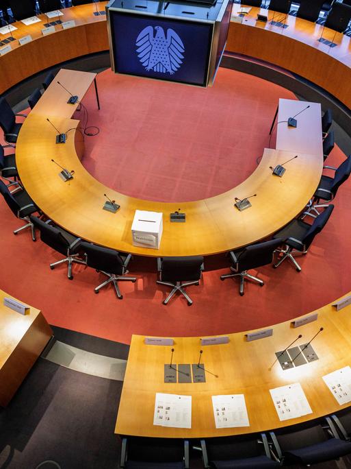 Ein leerer Sitzungsaal im Paul-Loebe-Haus des Deutschen Bundestages