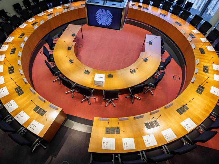 Ein leerer Sitzungsaal im Paul-Loebe-Haus des Deutschen Bundestages