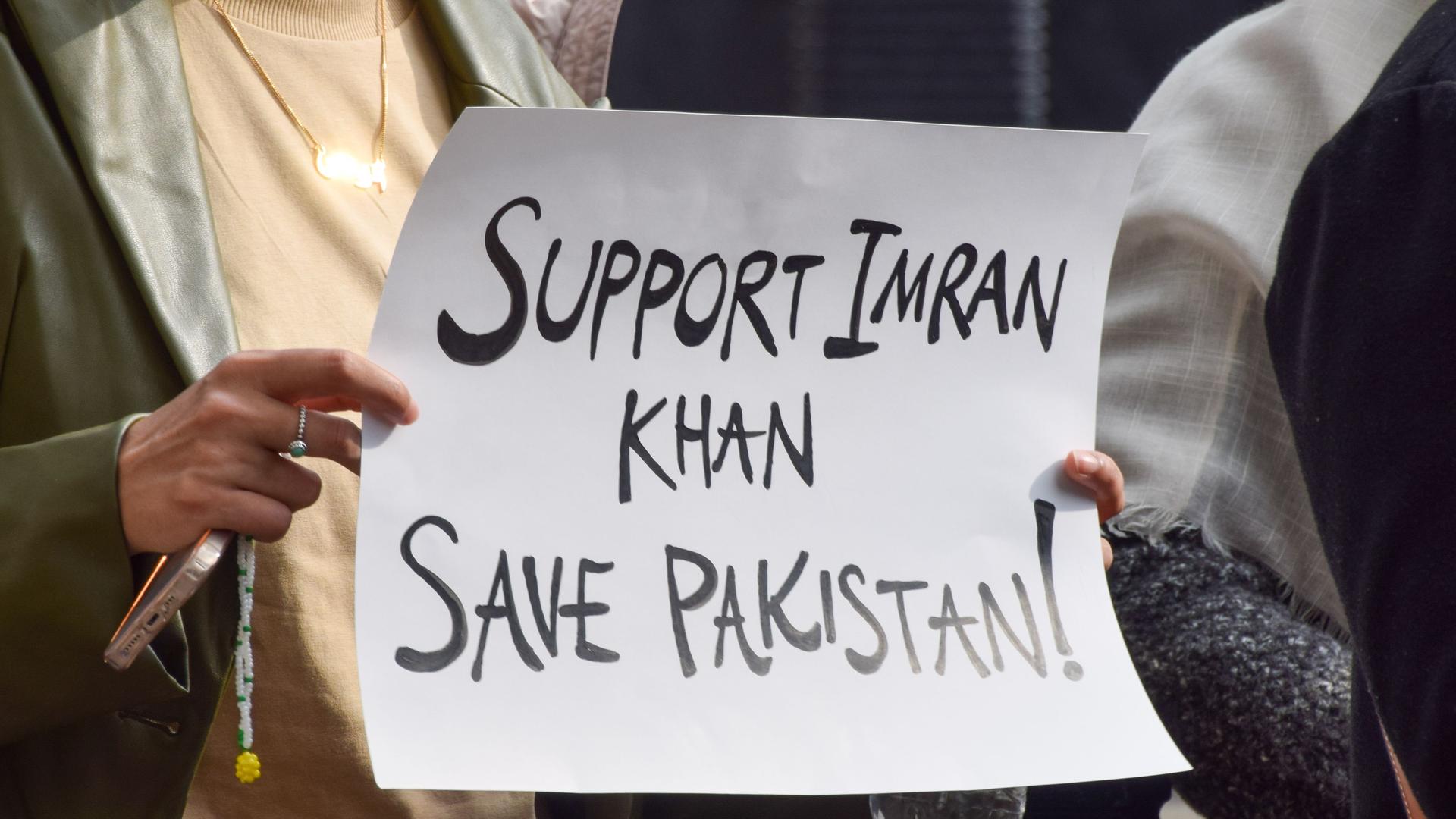Großbritannien, London: Eine Person hält ein Plakat mit der Aufschrift "Support Imran Khan- Save Pakistan!" hoch. Großbritannien, London: Eine Person hält ein Plakat mit der Aufschrift "Support Imran Khan- Save Pakistan!" hoch.