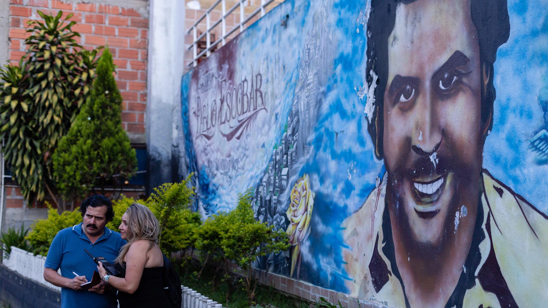 Ein Graffiti zeigt den Drogenboss Pablo Escobar auf einer Hauswand in Medellin, Kolumbien