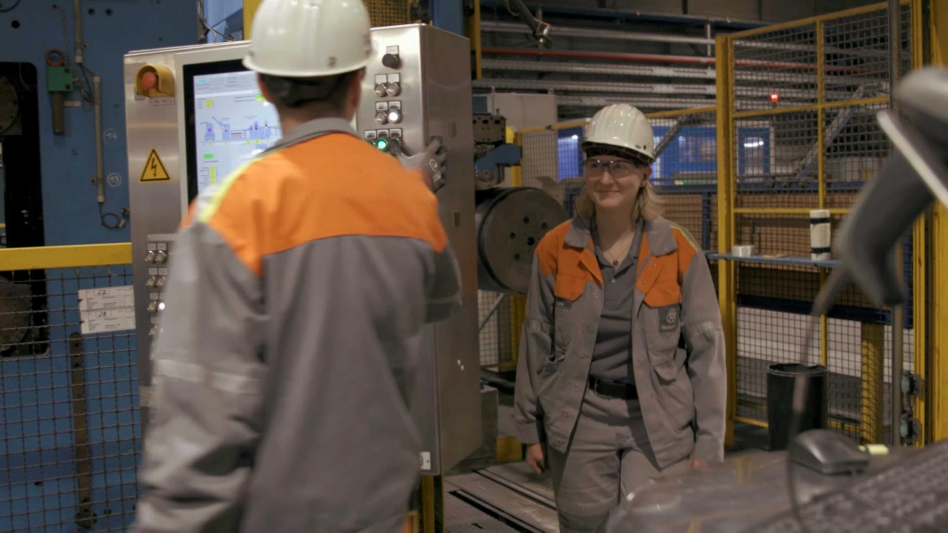 Stahlarbeiterin Lotti im Stahlwerk mit einem anderen Stahlarbeiter. Stahlarbeiterin Lotti im Stahlwerk mit einem anderen Stahlarbeiter.
