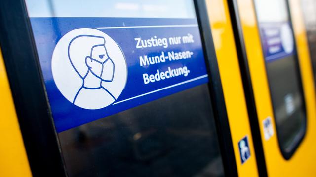 Ein Schild mit der Aufschrift „Zustieg nur mit Mund-Nasen-Bedeckung“ klebt an der Zugtür einer Regio-S-Bahn der NordWestBahn 