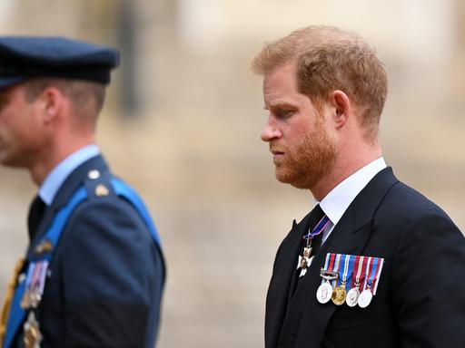 Prince William, Prince of Wales und Prince Harry, Duke of Sussex bei der Beerdigung von Queen Elizabeth II am 19. September 2022 in Windsor, England.