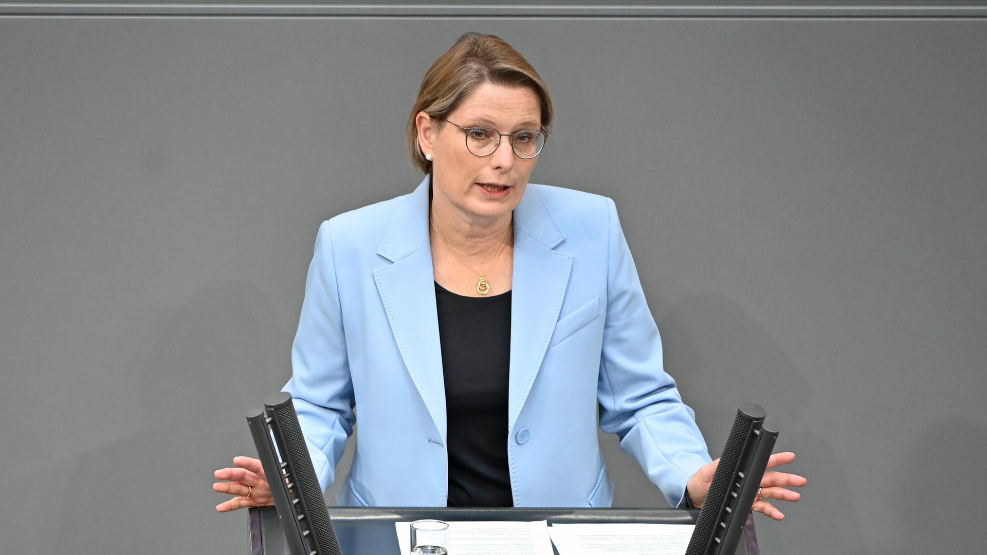 Stefanie Hubig (SPD), Bundesministerin der Justiz und für Verbraucherschutz, spricht im Plenarsaal im Bundestag zu den Abgeordneten. 