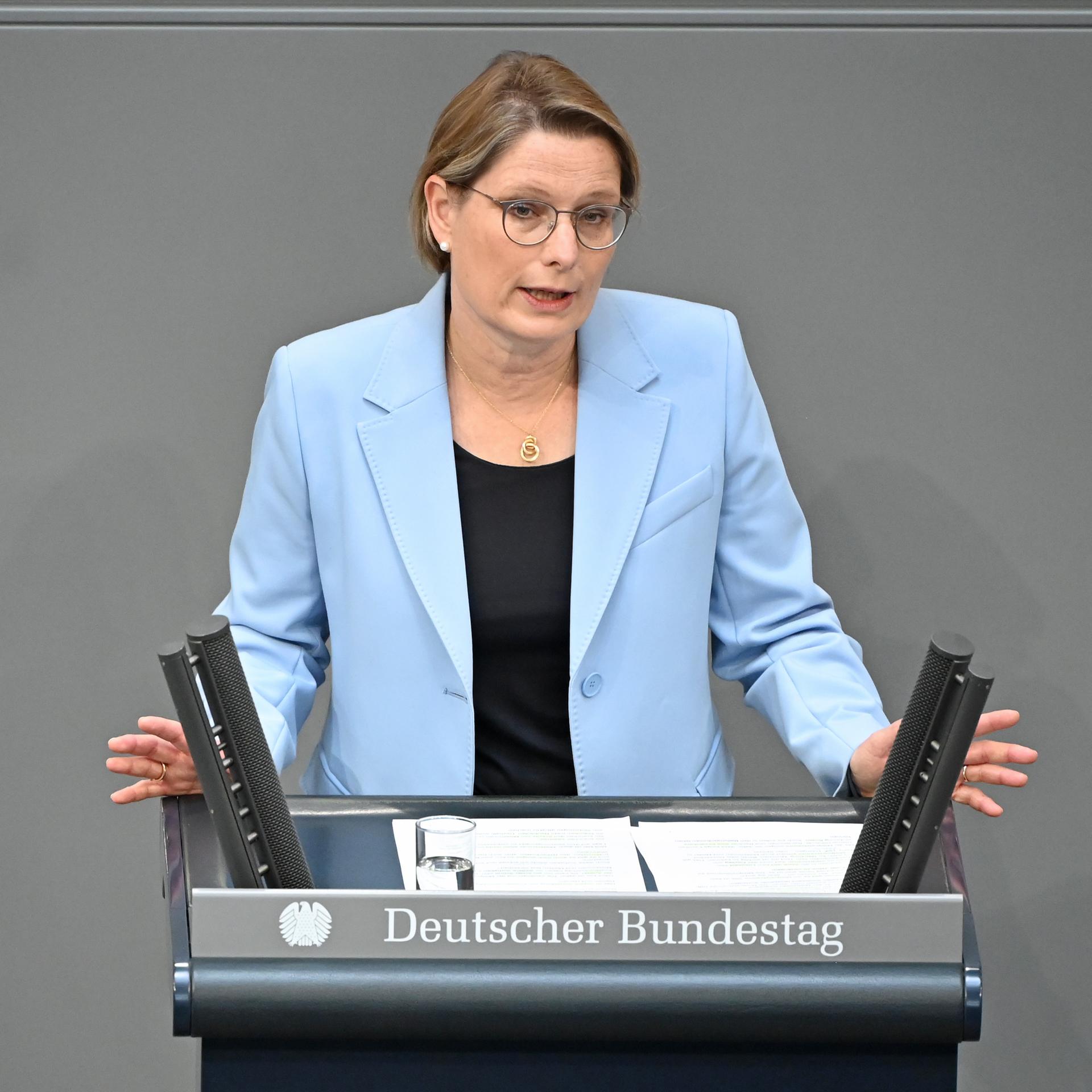 Stefanie Hubig (SPD), Bundesministerin der Justiz und für Verbraucherschutz, spricht im Plenarsaal im Bundestag zu den Abgeordneten. 