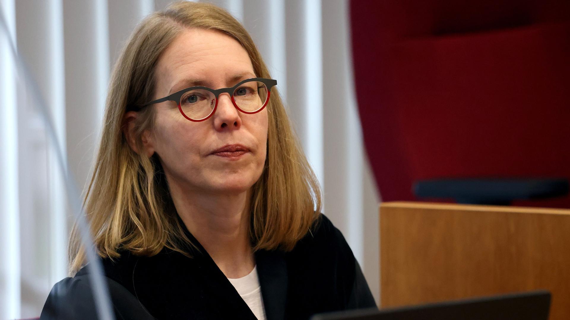 Anne Brorhilker, Kölner Staatsanwältin, sitzt im Gerichtssaal.