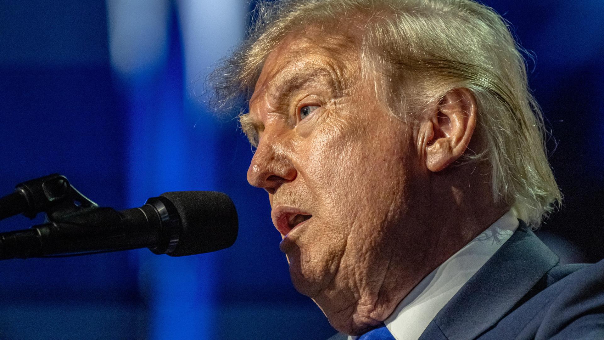 US-Präsident Trump spricht in ein Mikrofon. US-Präsident Trump spricht in ein Mikrofon.