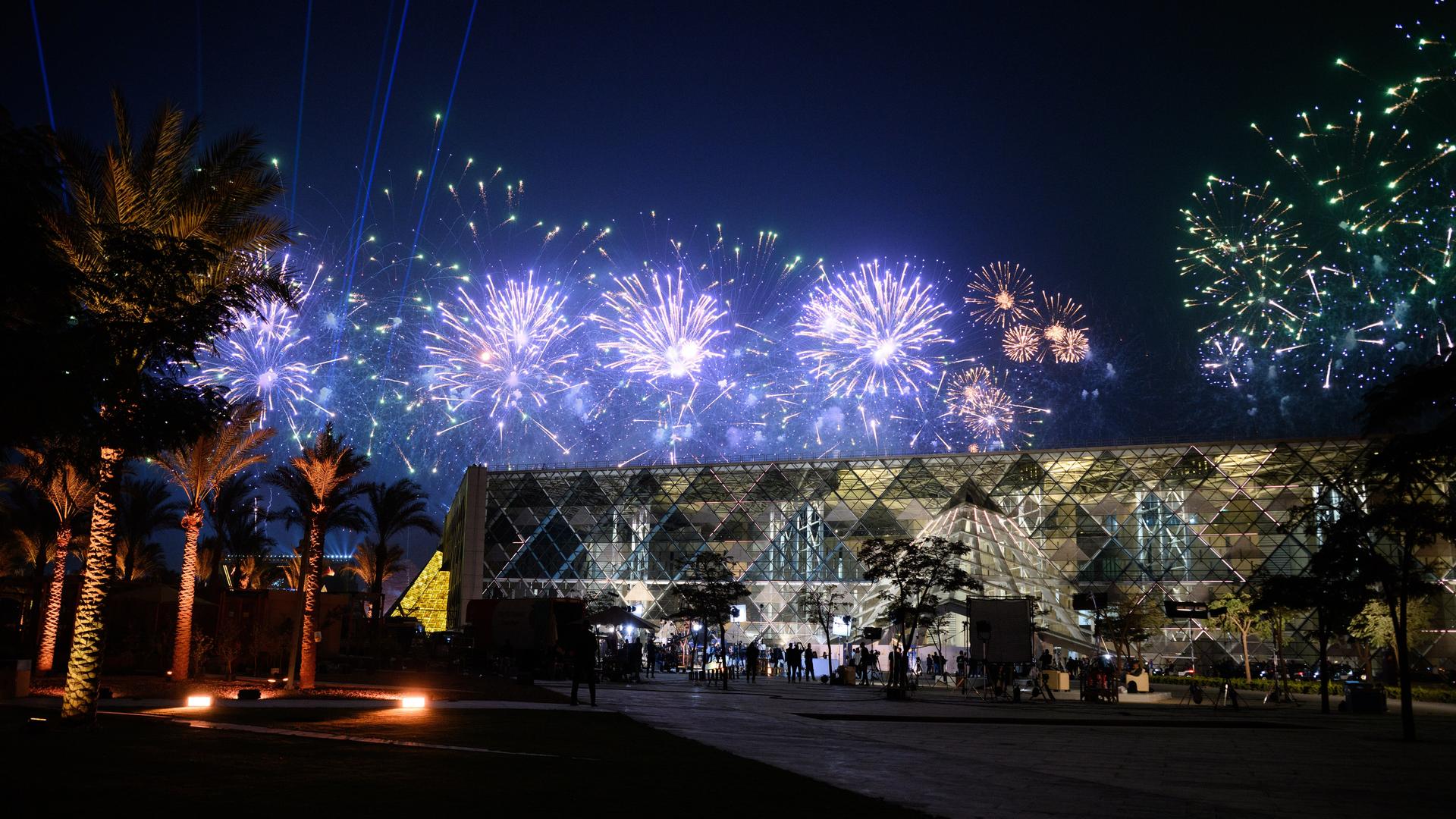 Ein Feuerwerk wird bei der Eröffnung des Großen Ägyptischen Museums (Grand Egyptian Museum - GEM) über dem Museum gezündet. Ein Feuerwerk wird bei der Eröffnung des Großen Ägyptischen Museums (Grand Egyptian Museum - GEM) über dem Museum gezündet.