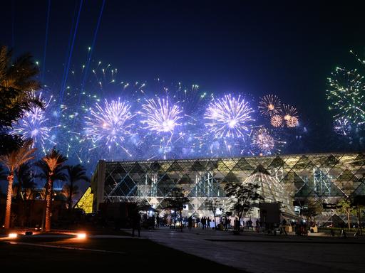 Ein Feuerwerk wird bei der Eröffnung des Großen Ägyptischen Museums (Grand Egyptian Museum - GEM) über dem Museum gezündet.