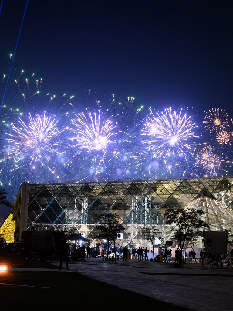 Ein Feuerwerk wird bei der Eröffnung des Großen Ägyptischen Museums (Grand Egyptian Museum - GEM) über dem Museum gezündet.