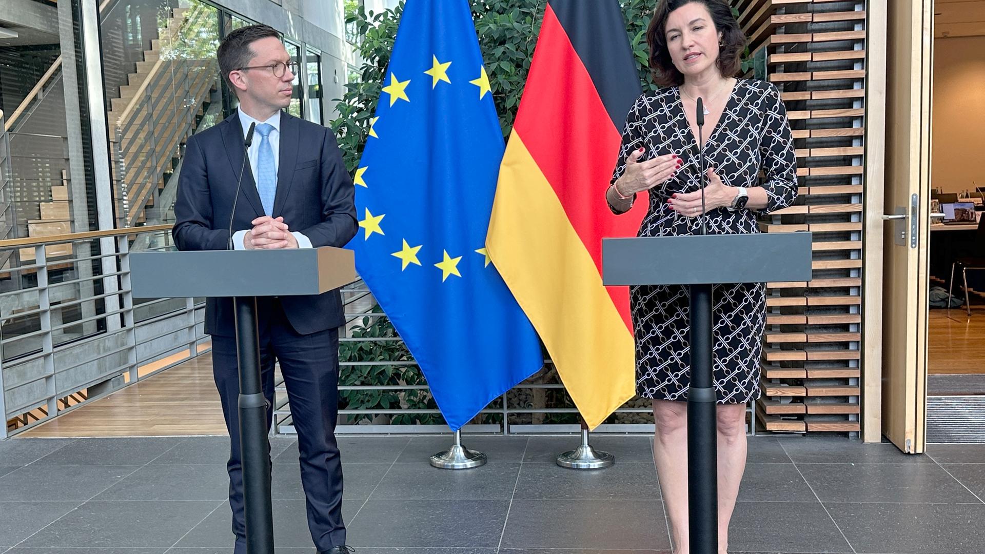 Niedersachsens Wissenschaftsminister Falko Mohrs (SPD) und Bundesforschungsministerin Dorothee Bär (CSU) äußern sich vor Beratungen von Bund und Ländern in der Gemeinsamen Wissenschaftskonferenz.