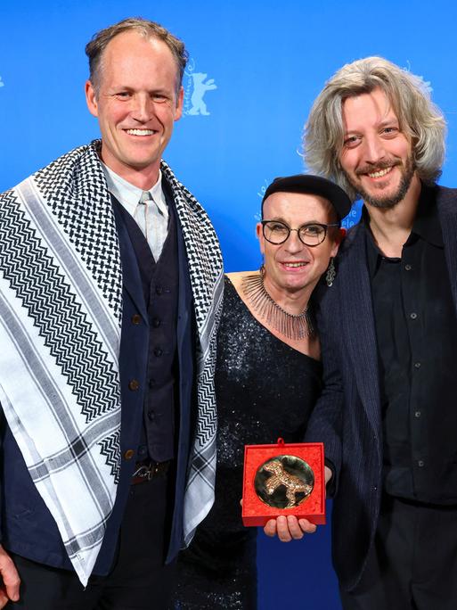 Ben Russell, Jay Jordan, Guillaume Cailleau und Servan Decle, hinter der Bühne während der Preisverleihung bei den 74. Internationalen Filmfestspielen Berlin.