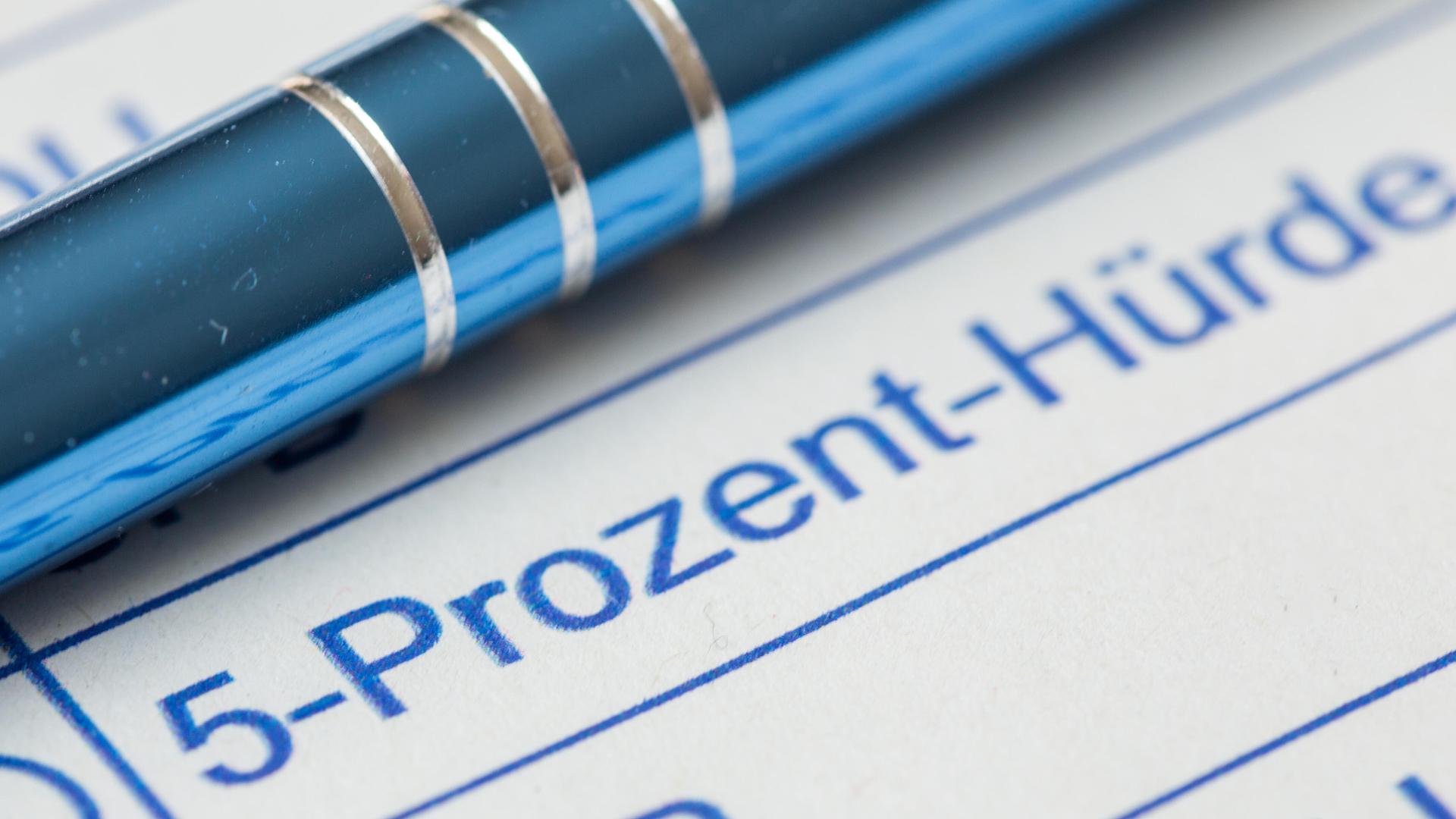 Nahaufnahme von einem symbolischen Stimmzettel mit dem Text 5-PROZENT-HÜRDE Nahaufnahme von einem symbolischen Stimmzettel mit dem Text 5-PROZENT-HÜRDE
