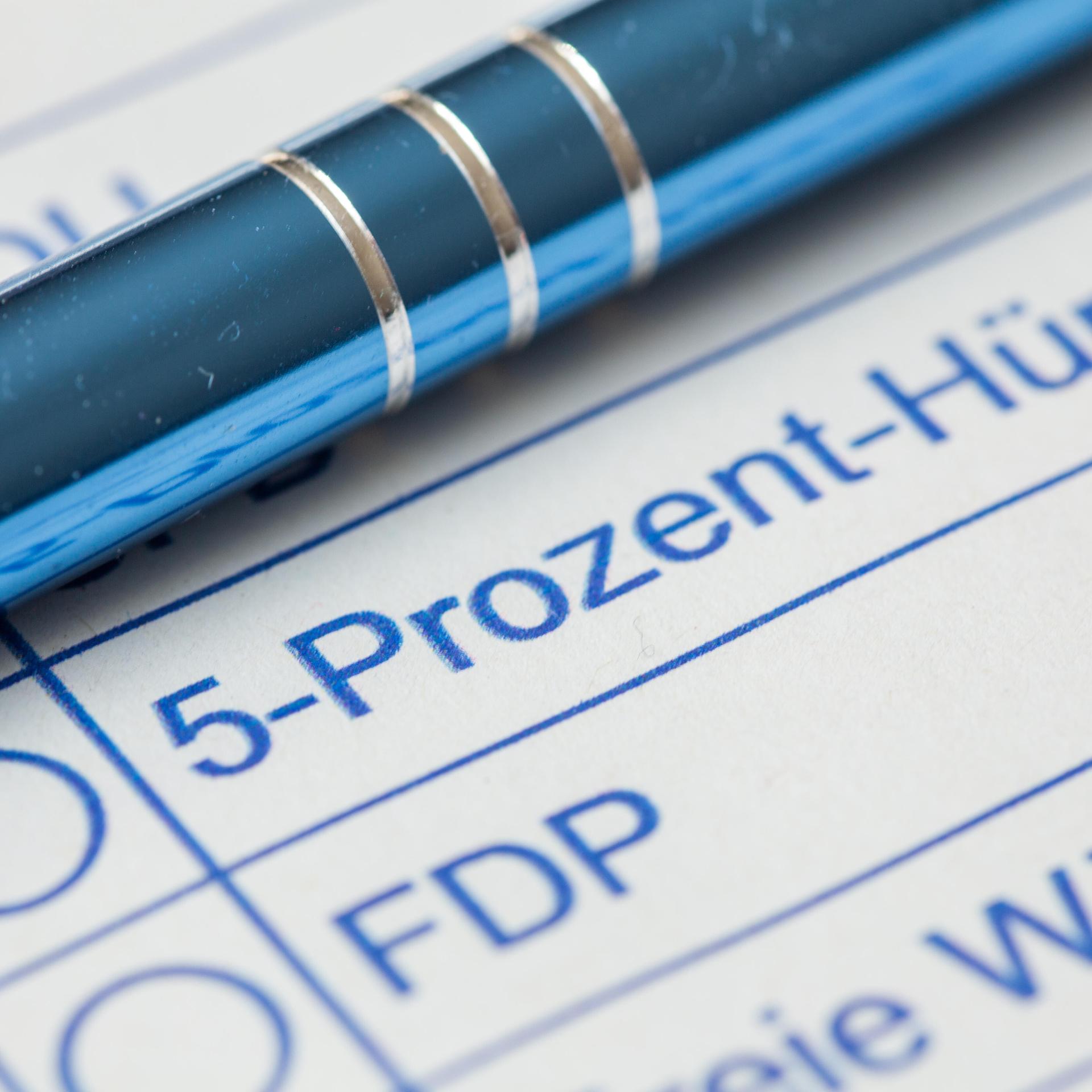 Nahaufnahme von einem symbolischen Stimmzettel mit dem Text 5-PROZENT-HÜRDE