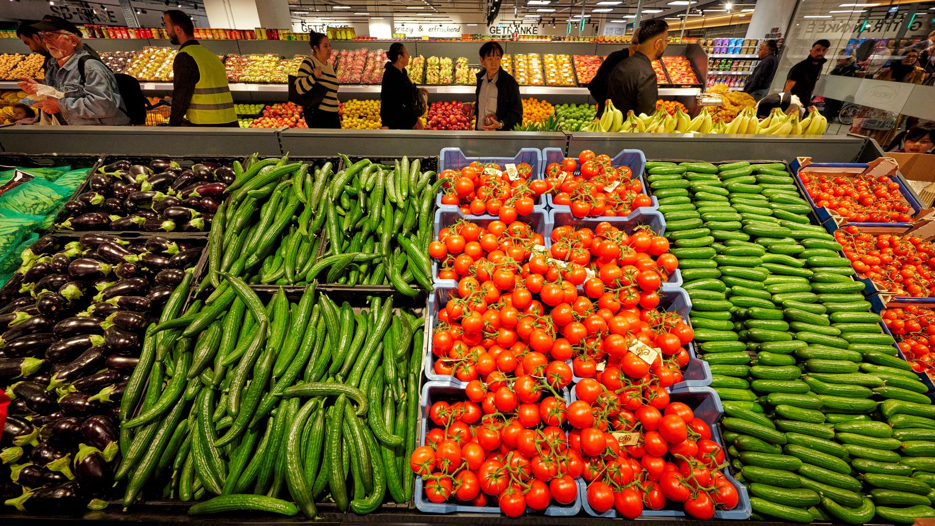 Die Gemüseabteilung eines Supermarkts in Essen Die Gemüseabteilung eines Supermarkts in Essen