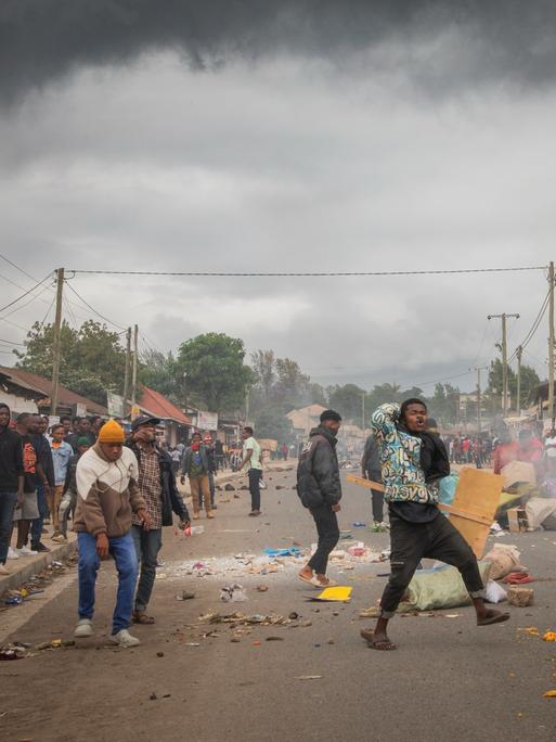 Menschen protestieren auf den Straßen einen Tag nach den Wahlen 2025.