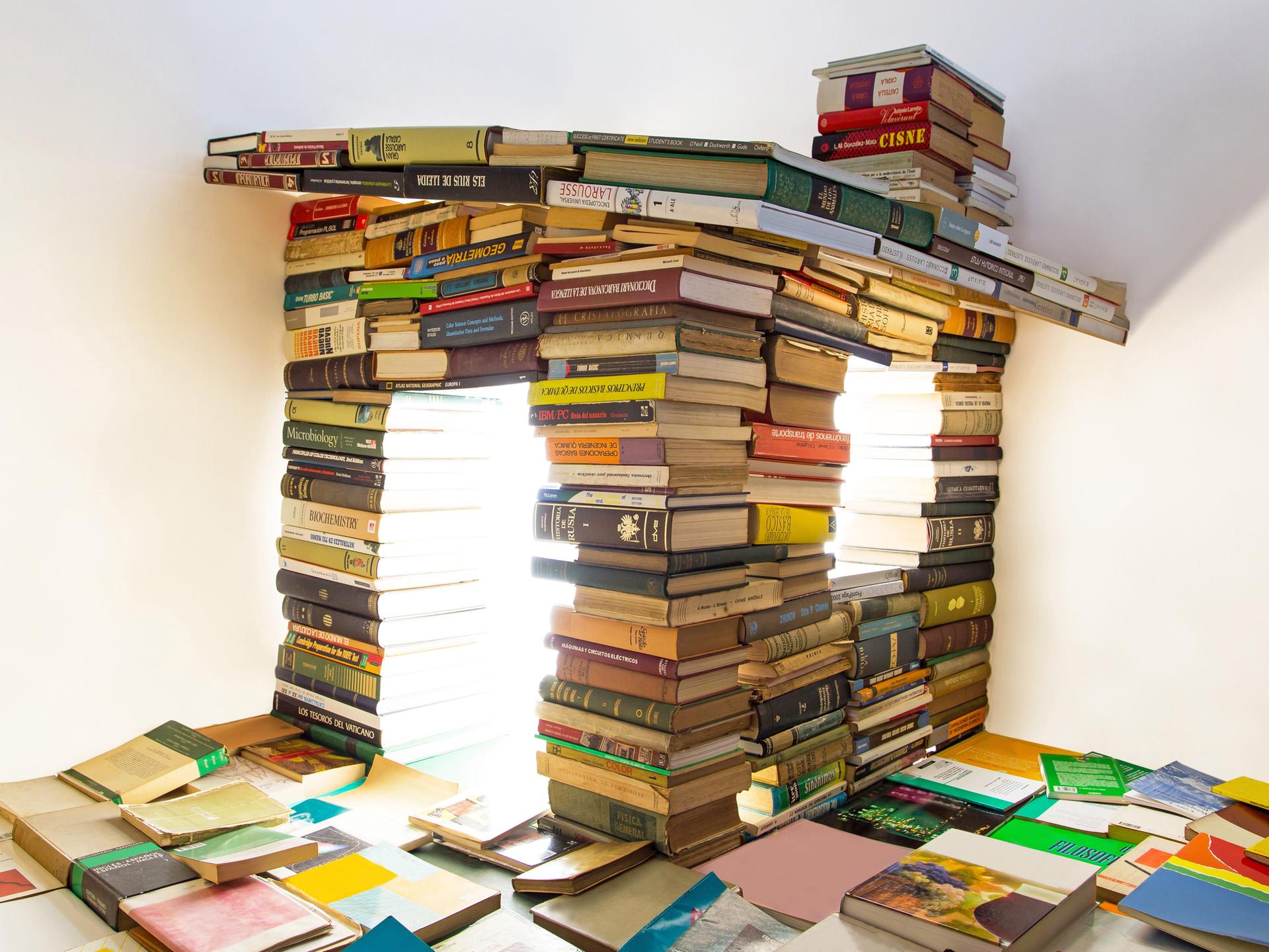 Ein erleuchtetes Haus für Kinder, gebaut aus Büchern.