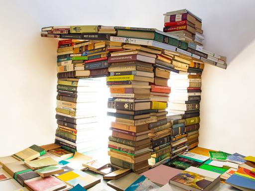 Ein erleuchtetes Haus für Kinder, gebaut aus Büchern.