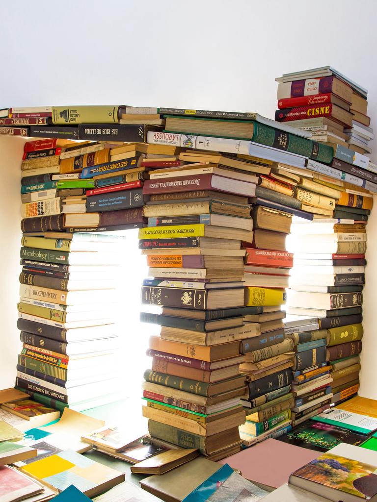 Ein erleuchtetes Haus für Kinder, gebaut aus Büchern.