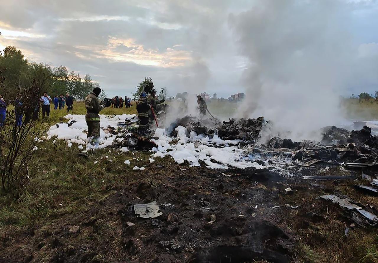 Trümmerteile eins Flugzeugs, bei dessen Absturz der russische Wagner-Chef Prigoschin ums Leben gekommen sein soll. 