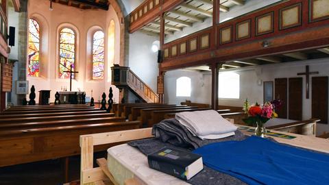 Ein Bett steht in der Michaeliskirche in Neustadt am Rennsteig (Thüringen). 