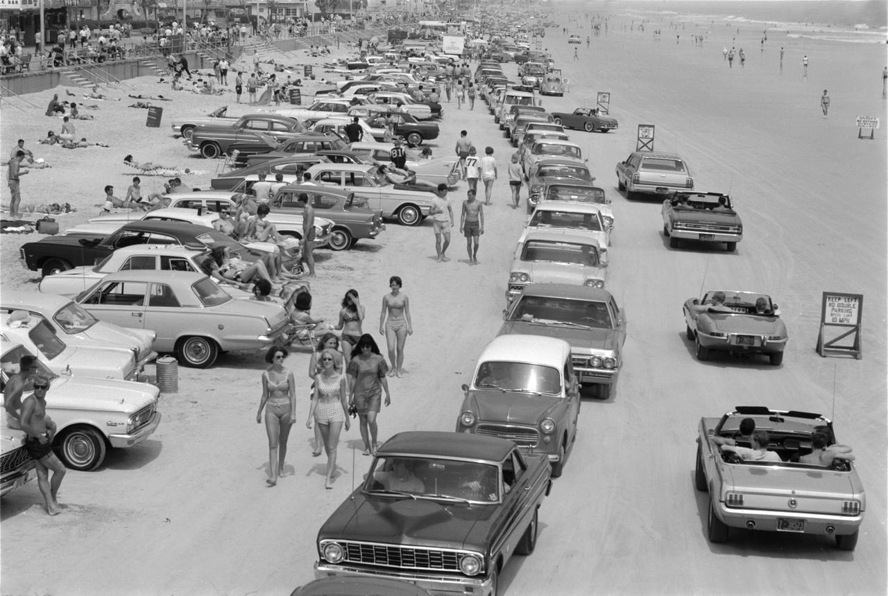 Cabriostau am Daytona Beach in Florida um 1959.