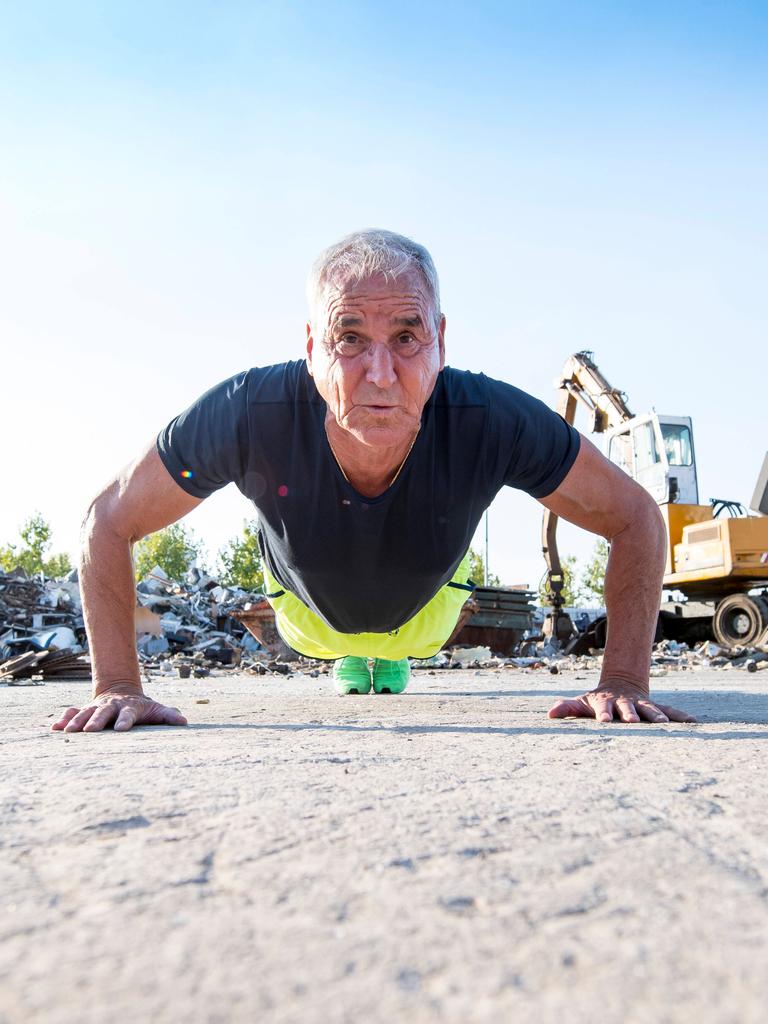 Ein fitter Mann im Seniorenalter macht im Freien Liegestütze. Ein fitter Mann im Seniorenalter macht im Freien Liegestütze.