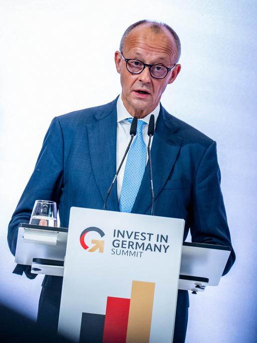Bundeskanzler Friedrich Merz (CDU) spricht beim "Invest in Germany"-Gipfel